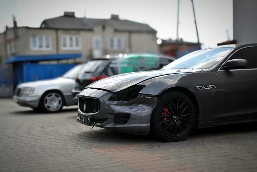 Maserati po szkodzie przed naprawą blacharsko-lakierniczą w CARBRO Wołomin