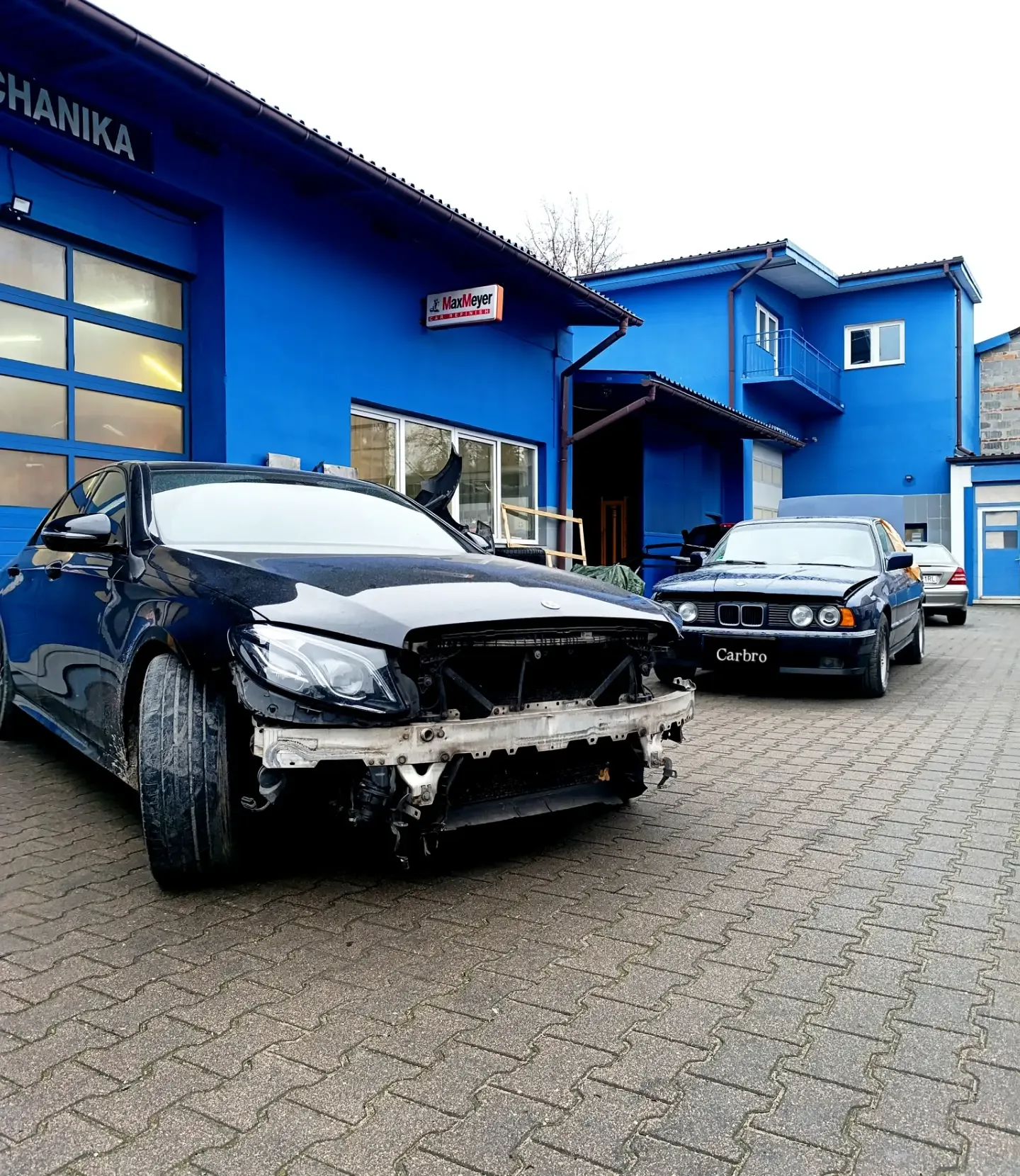 Mercedes po kolizji przed warsztatem CARBRO w Wołominie